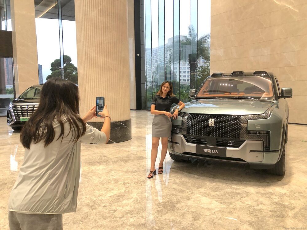 Китайски луксозен автомобил