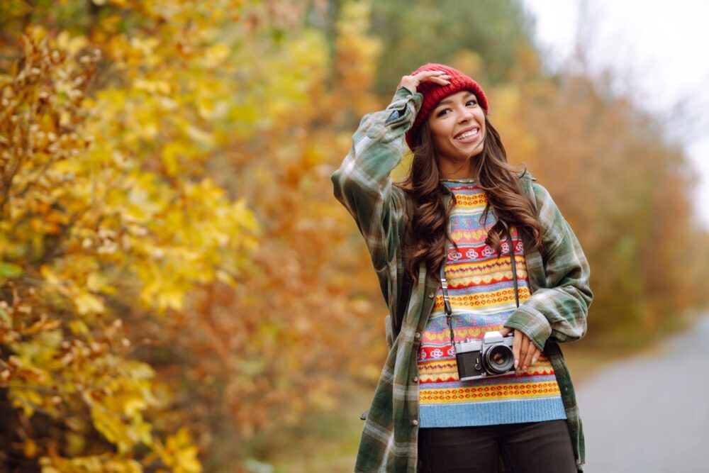 Красива млада жена е заснета с ретро фотоапарат. Почивка, релакс, пътуване, лайфстайл.