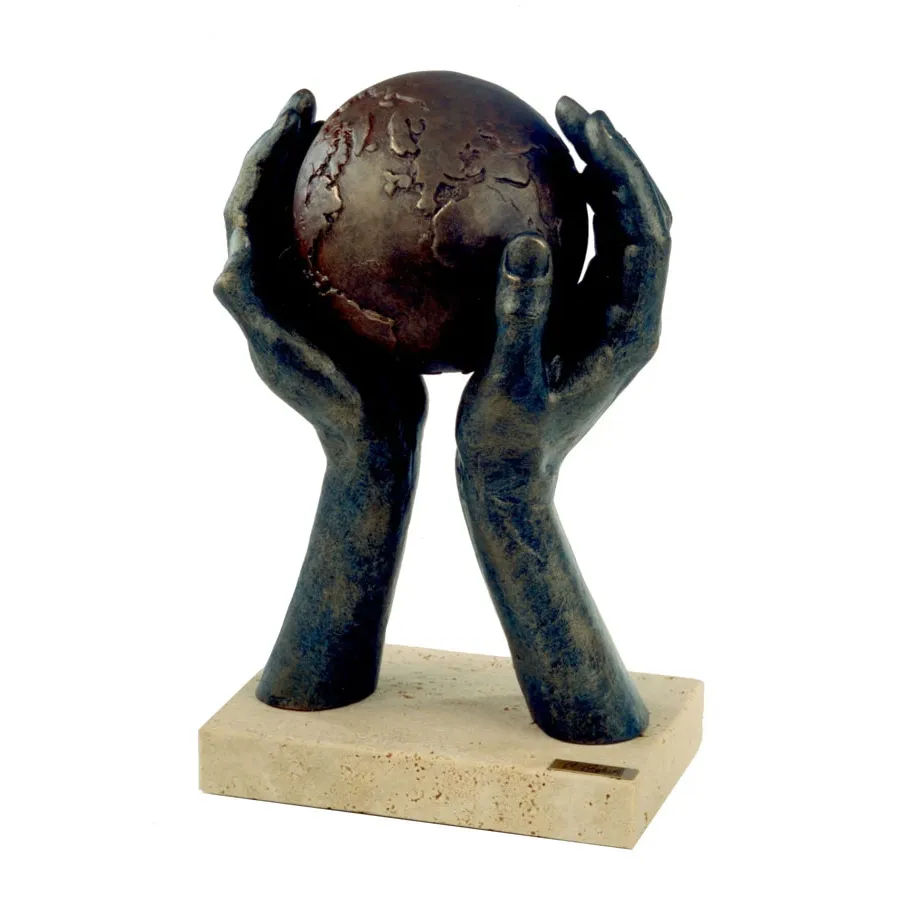 Скулптура за 15-годишнината на фирмата