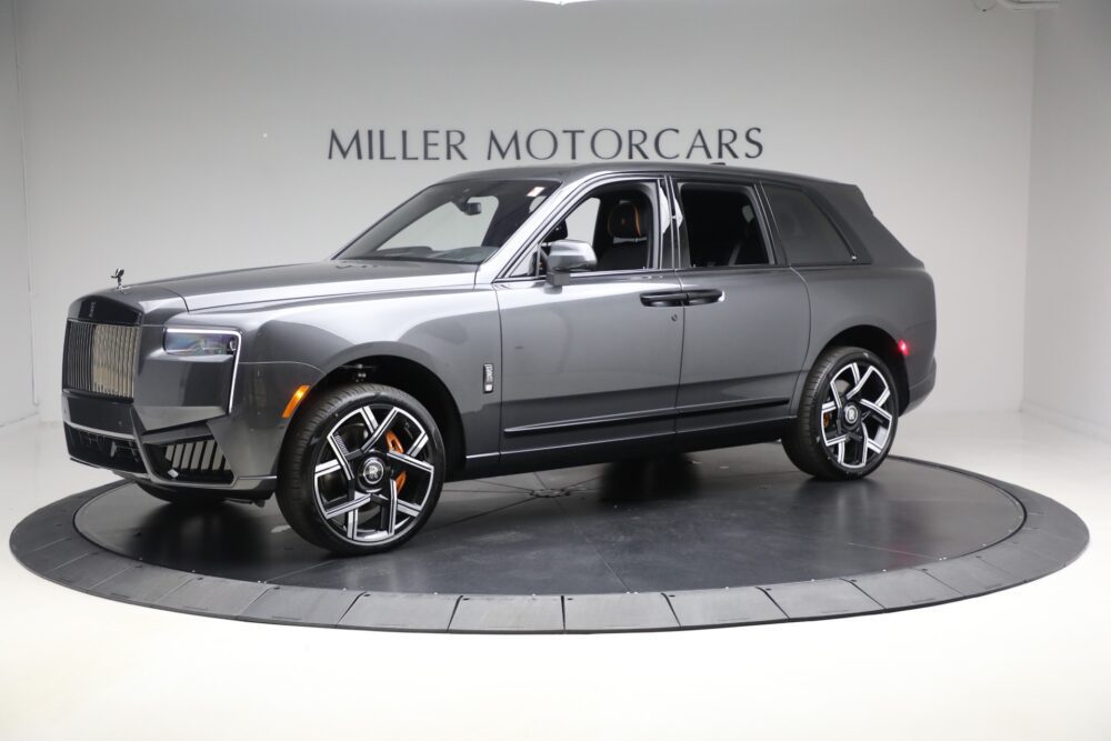 Rolls-Royce Cullinan Black Badge 2026, като мрачен връх на лукса